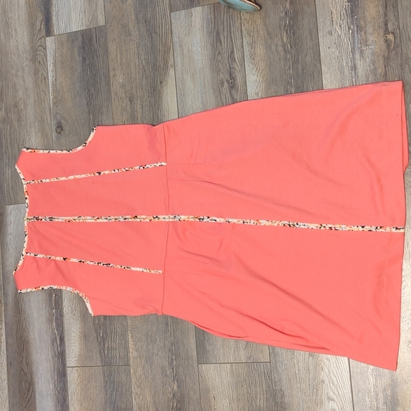 Pink dress with floral accents - Picture 4 of 4